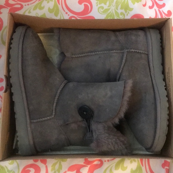 Woman’s UGG boots size 8 gray bailey button - Picture 6 of 6